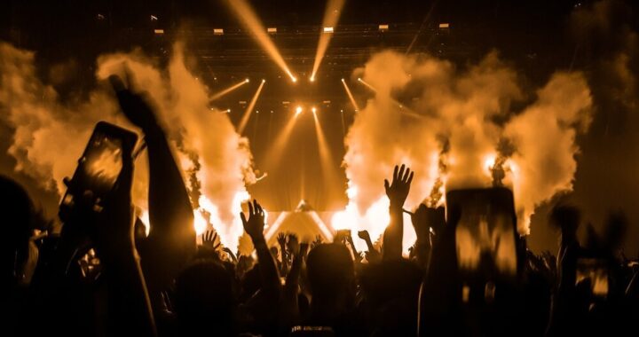 wystawa-lokalnych-artyst--w-w-pelplinie-----odkryj-auto-1830