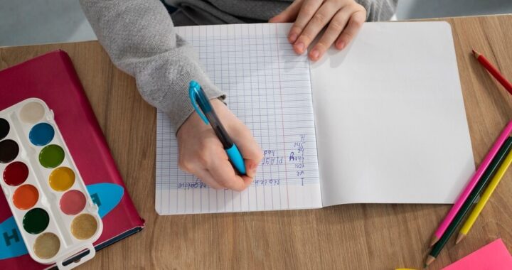 m--odzie---odkrywa-pasj---do-pisania-w-miejskiej-b-auto-3544