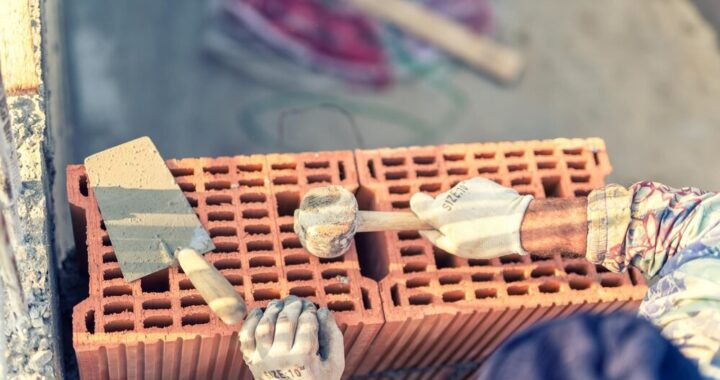 mieszkania-wspomagane-----wykonawca-na-placu-budow-auto-3399