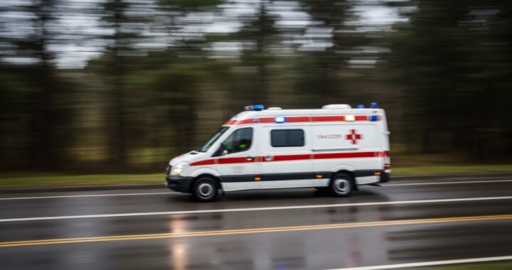policjanci-pomogli-seniorce-podczas-upalnego-dnia-auto-1066